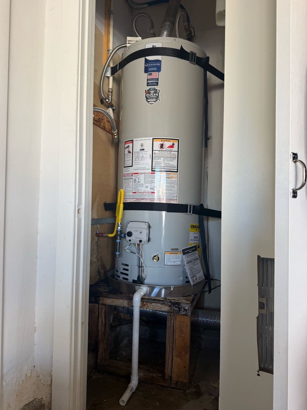 Gas water heater with gas supply piping in a closet
